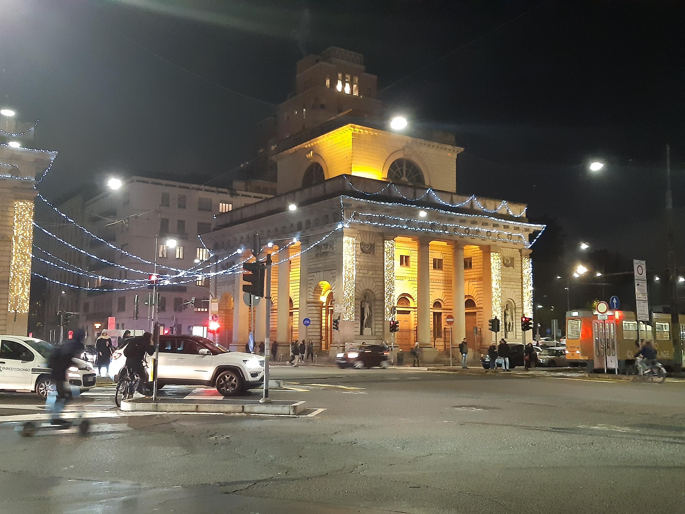 Accese con l’integrazione di pannelli solari le luci di Natale di corso