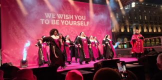 Le suore scatenate di Sister Act si esibiscono sotto l’Albero di Natale in Piazza Duomo, il musical fino al 7 gennaio al Teatro Nazionale.