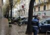 Maltempo, cade albero in via De Amicis, auto danneggiate e traffico deviato.