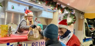 Natale, cena in strada per i senza fissa dimora con i volontari del Progetto Arca.