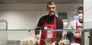 Maldini volontario alla Mensa di Opera San Francesco.