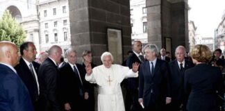 Funerali Benedetto XVI, bandiere a mezz’asta.