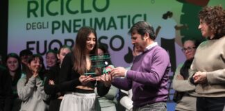 In Lombardia Ecopneus dona un campo da basket sostenibile in gomma riciclata alla scuola vincitrice del progetto Educational, l’istituto Marconi di Gorgonzola.