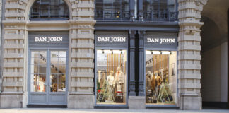 Moda, Dan John arriva in Via Dante a Milano per l’apertura del suo terzo flagship nella città meneghina.