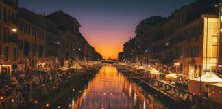 Milano crocevia di turisti in cerca di shopping e divertimento per il ponte di Sant’Ambrogio e dell’Immacolata e per gli immancabili appuntamenti fieristici.