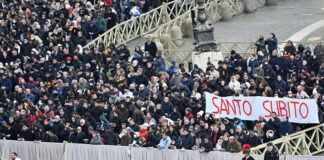 In 50.000 a San Pietro per l’ultimo saluto a Benedetto XVI, la folla acclama “Santo subito”.