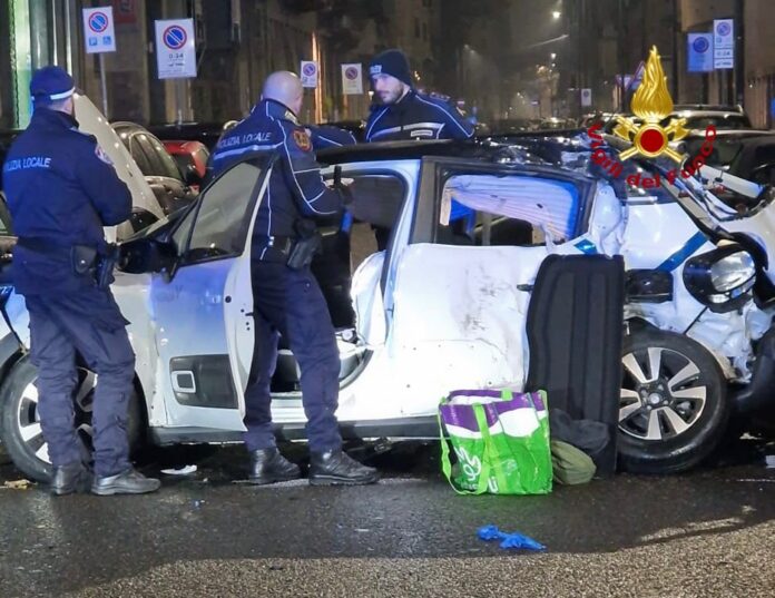 VIA VITRUVIO, FERITI NELLA NOTTE IN INCIDENTE TRA AUTO E FURGONE (FOTO)