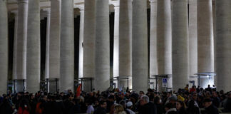 Benedetto XVI, alle 14 erano 40.000 i fedeli che hanno reso omaggio al Papa.