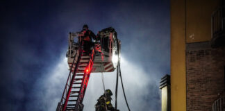 Incendio in via Manzoni, palazzo sgomberato.