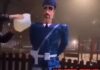 Manichino con fattezze di poliziotto incendiato. Salvini: cretini. Sindacato Polizia: non abituarsi alla violenza.