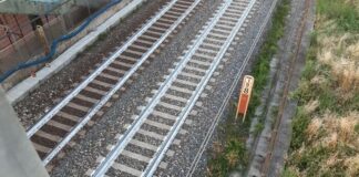 Tenta di attraversare i binari, 15enne investito ed ucciso da treno a Chiari.