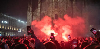 Capodanno tranquillo in Piazza Duomo, pochi botti anche per la pioggia.