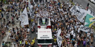 In 200.000 in strada a Santos per il corteo funebre di Pelé.