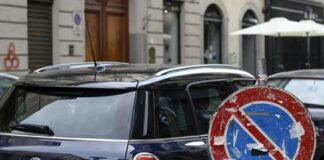 #Quinoncisto, campagna di adesivi contro sosta selvaggia.