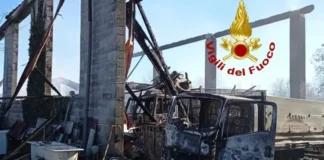 Milano, incendio alla Cascina Biblioteca, danni a scorte per gli animali e a mezzi agricoli. Centinaia di donazioni online.