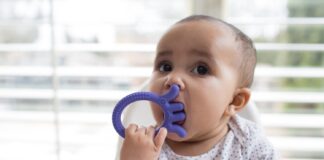 La dentizione del neonato e l’importanza di massaggiare le gengive.