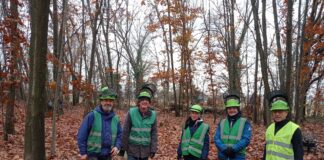 I Volontari del Bosco Far che si prendono cura del Castellazzo di Villa Arconati.