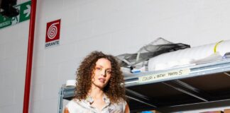L’arte onirica di Mechthild Ackermann anima la PE 2023 di Roberta Redaelli tra moda, sogno e saper fare.