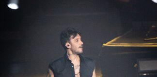 Fabrizio Moro in concerto unplugged venerdì 7 al Teatro degli Arcimboldi.