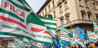 I lavoratori del legno hanno manifestato in via Durini.