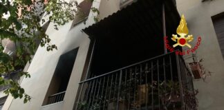Esplosione in autonoleggio in piazza De Angeli, due feriti, uno in codice rosso al Niguarda.