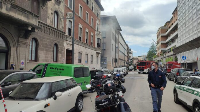 VIA VASARI, ESPLODONO BOMBOLE OSSIGENO: A FUOCO AUTO (FOTO 2)