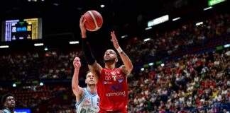 L’Olimpia batte Sassari e termina la regular season al primo posto. Pesaro prima avversaria nei playoff.