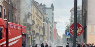 Esplode furgone con bombole di ossigeno in zona Porta Romana, diverse auto in fiamme.