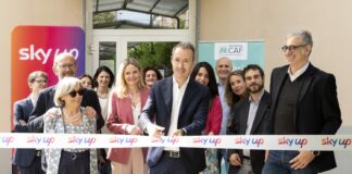 Apre il primo Sky Up Digital Hub in Italia, in collaborazione con Associazione Caf per contrastare l’esclusione digitale.