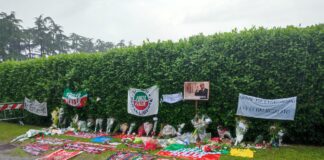 Camera ardente di Berlusconi al Arcore, esposto striscione tifosi Monza