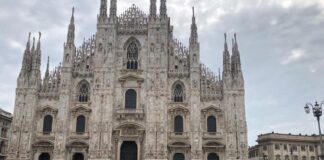 Berlusconi, feretro giunto in Piazza Duomo
