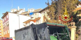 Camion rifiuti prende fuoco in zona Affori