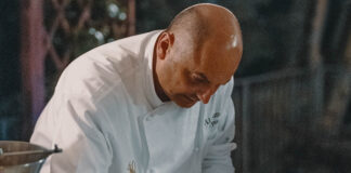 Lo Chef che cucina con i fiori di stagione