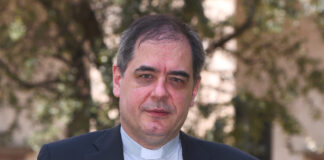 Monsignor Bruno Marinoni alla guida della Sacra Famiglia.