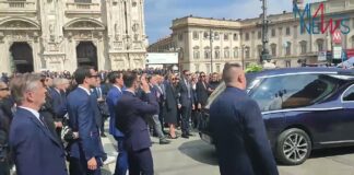 Berlusconi, il feretro esce dal Duomo tra gli applausi