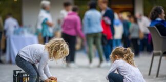 “Riscoprire comunità”: aggregare e connettere persone. Il Bando Impatto+ 2023 di Banca Etica ed Etica Sgr per finanziare progetti capaci di attivare la partecipazione e l’impegno