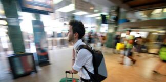 Sciopero dei treni dimezzato, scontro tra Salvini e sindacati. Il ministro: non si può lasciare a terra un milione di italiani tra cui molti pendolari. Sindacati: precettazione illegittima