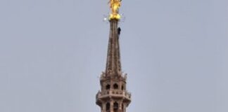 Due giovani francesi si arrampicano sulla guglia della Madonnina, denunciati a piede libero