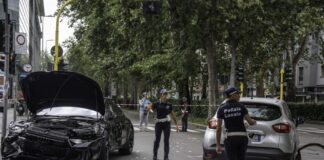 Incidente stradale, 18enne schiacciato contro un palo da vettura fuori controllo