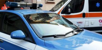 Uccide la madre a coltellate e poi si getta dalla finestra