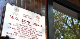 Scoperta targa davanti casa di Mike Bongiorno