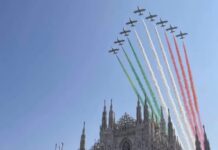 Le Frecce Tricolori sorvolano il cielo di Milano, le foto
