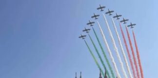 Le Frecce Tricolori sorvolano il cielo di Milano, le foto