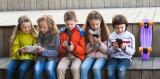 Lo smartphone precoce riduce l’apprendimento degli studenti più esposti agli schermi da bambini