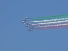 Centenario Aeronautica, le Frecce Tricolori sorvolano il cielo di Milano