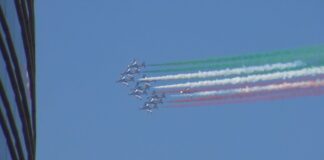 Centenario Aeronautica, le Frecce Tricolori sorvolano il cielo di Milano