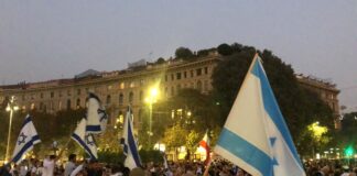 Guerra a Gaza, presidio della comunità ebraica a sostegno di Israele in Piazza Castello, presente anche Fontana
