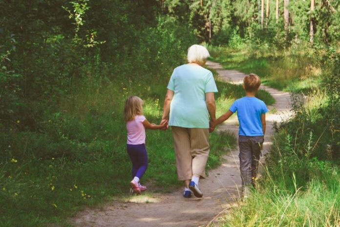 nonna_nipoti_parco_123rf