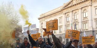 Taxi, il presidio davanti Palazzo Marino per i posteggi riservati