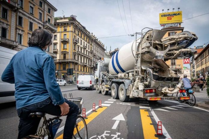 Ciclista-urbano-Milano-ciclabile-sicurezza-stradale